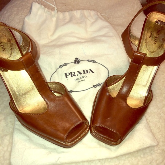 Authenticated Prada heels with dust bag - Picture 1 of 8